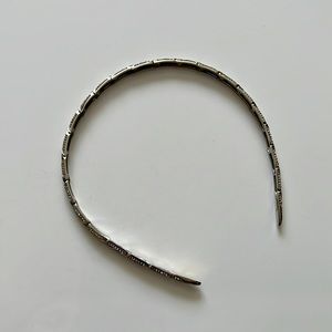 HENRY BENDEL HEADBAND USED. LIJE NEW. HAS CLEAR STONES DESIGN.